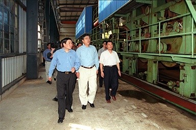 2000年9月19日，时任浙江省委书记张德江一行视察公司