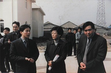 2001年2月20日，时任国家环保局副局长汪纪戎一行视察公司