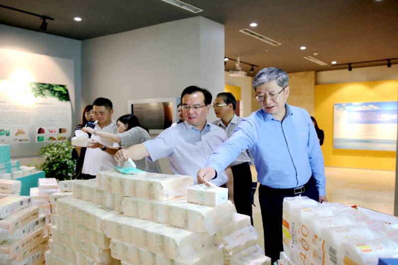 2019年 5月22日，时任浙江省社会组织综合党委专职副书记、省民政厅社会组织管理局局长蔡国华莅临8868体育手机版登录入口调研企业发展情况和党建工作