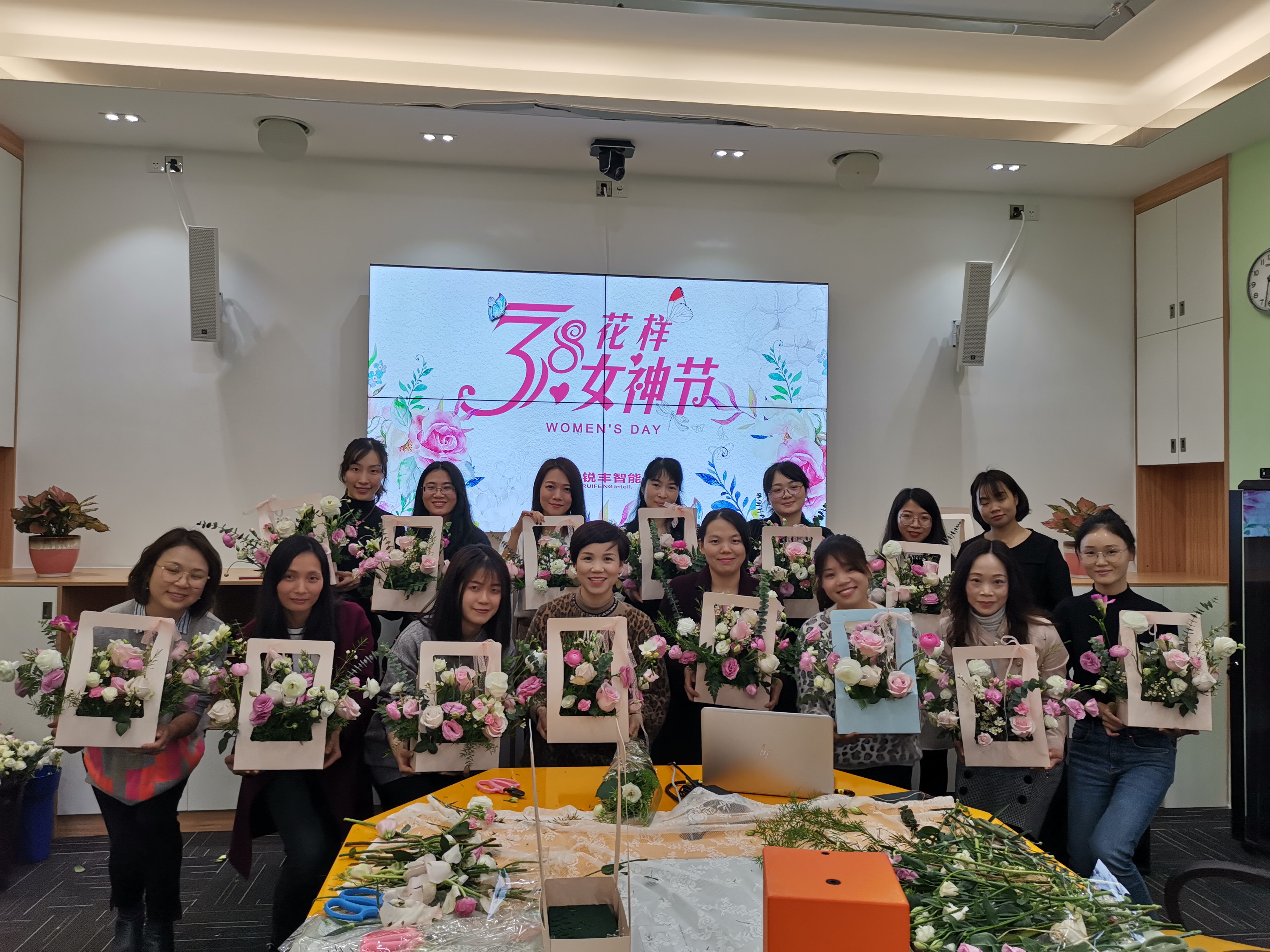   阳春三月，女人如花！鲜花赠女神，更为“半边天”的巾帼英雄增姿添彩。此次花艺活动丰富了女职工的业余生活，让她们通过花艺来点缀生活中的美，营造浓厚的节日氛围。