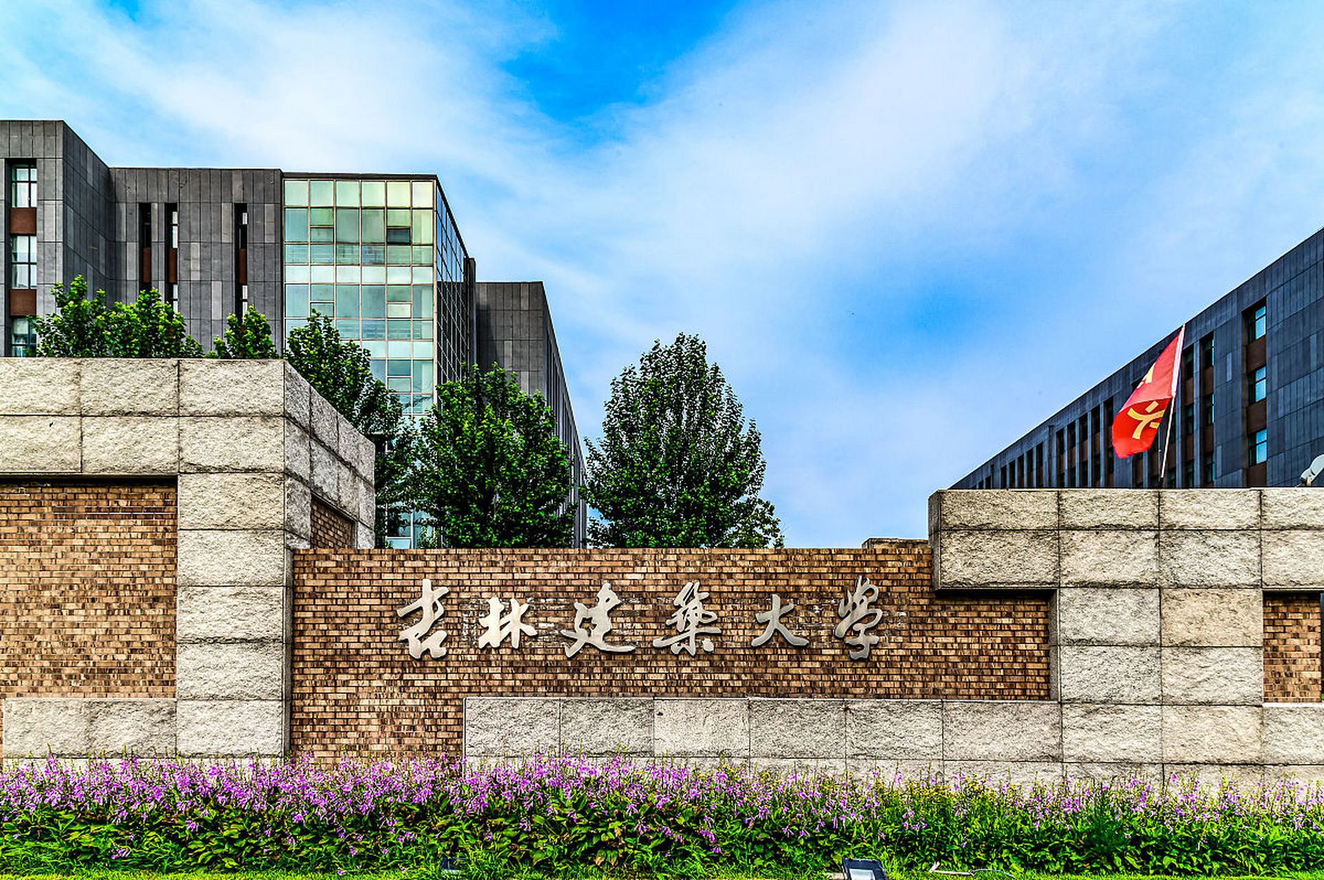 吉林建筑大学选用锐丰智能VK208线阵列扬声器系统